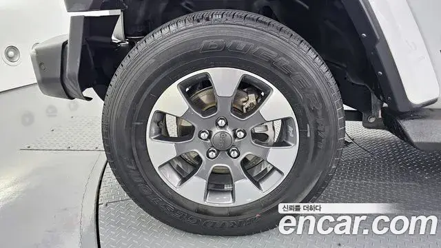 Jeep Wrangler 2022 — ფოტო 19/20