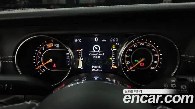 Jeep Wrangler 2022 — ფოტო 17/20