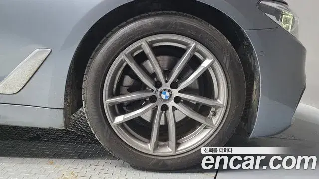 BMW 5 Series 2019 — Photo 14/32