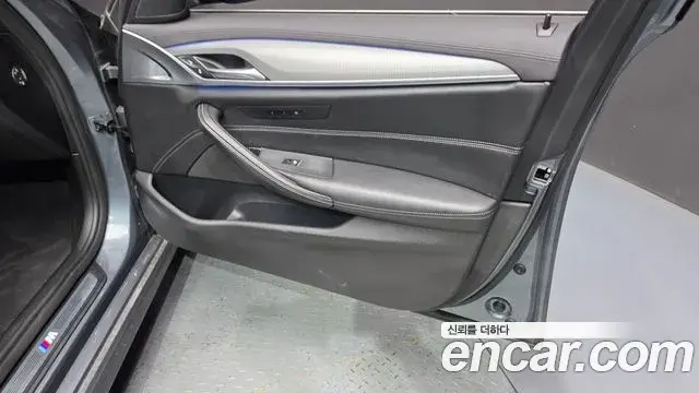 BMW 5 Series 2019 — Photo 25/32