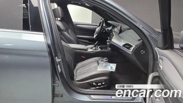 BMW 5 Series 2019 — Photo 27/32