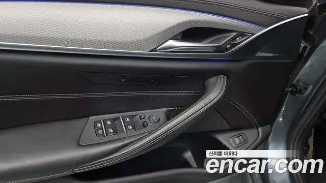 BMW 5 Series 2019 — Photo 15/32