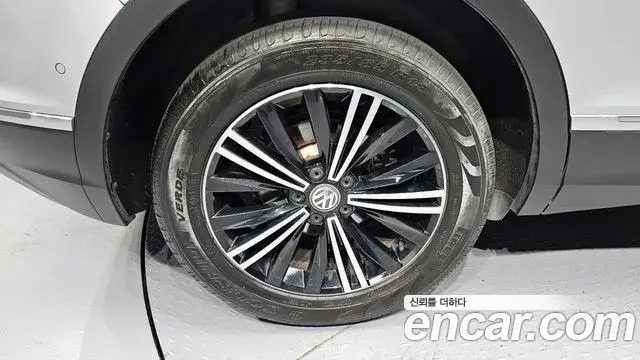 Volkswagen Tiguan 2020 — ფოტო 25/31