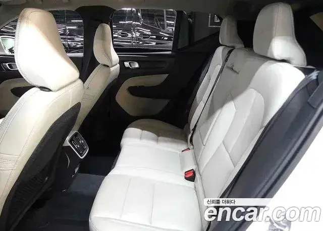 Volvo XC40 2024 — ფოტო 8/20