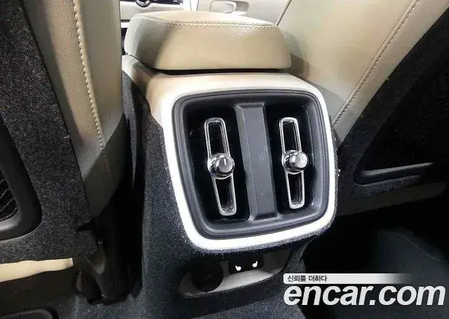 Volvo XC40 2024 — ფოტო 1/20