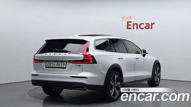 Volvo V60 Cross Country 2020 — ფოტო 17/35