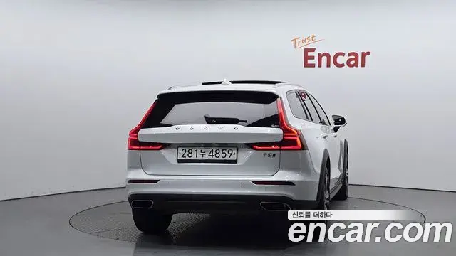 Volvo V60 Cross Country 2020 — ფოტო 18/35