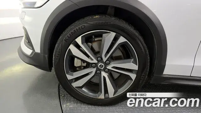 Volvo V60 Cross Country 2020 — ფოტო 28/35