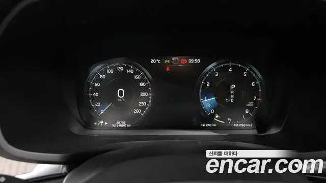 Volvo V60 Cross Country 2020 — ფოტო 15/35