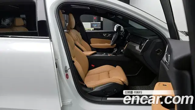Volvo V60 Cross Country 2020 — ფოტო 25/35