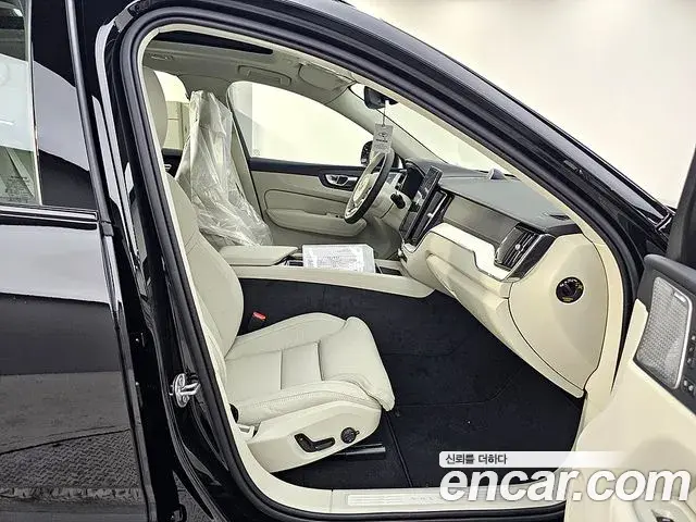 Volvo XC60 2026 — Фото 12/20