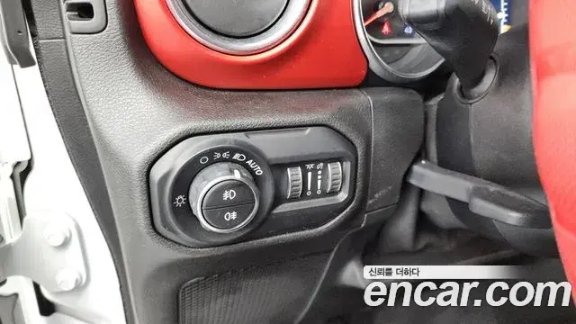 Jeep Wrangler 2020 — Photo 19/34