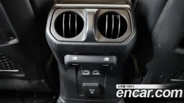 Jeep Wrangler 2020 — Photo 27/34