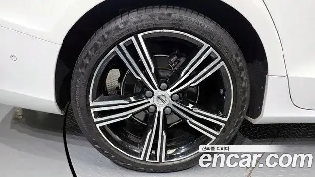 Volvo S60 2020 — Şəkil 23/35
