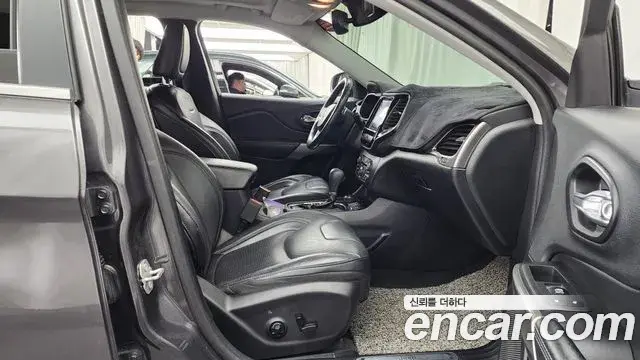 Jeep Cherokee 2020 — Şəkil 31/35