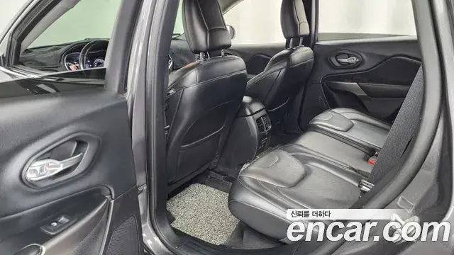 Jeep Cherokee 2020 — Şəkil 13/35