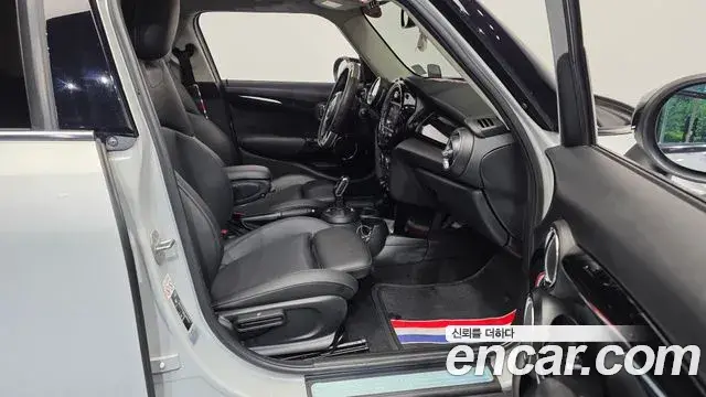 Mini Cooper 2020 — Photo 11/20