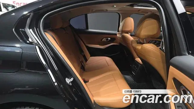 BMW 3 Series 2023 — Photo 19/34
