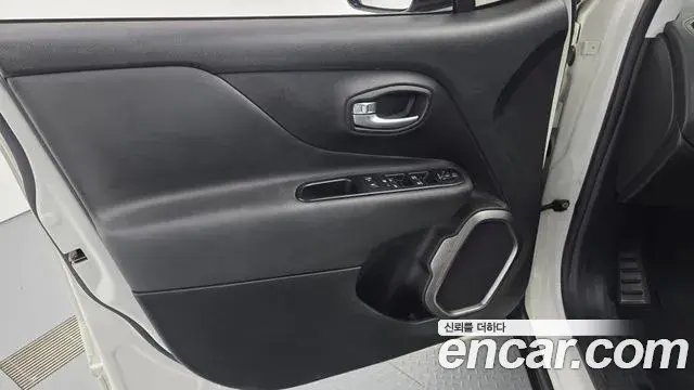 Jeep Renegade 2018 — ფოტო 26/31