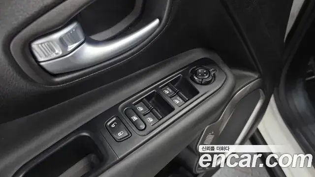 Jeep Renegade 2018 — ფოტო 27/31