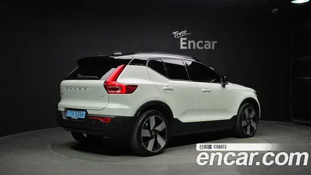 Volvo XC40 Recharge 2024 — ფოტო 9/36
