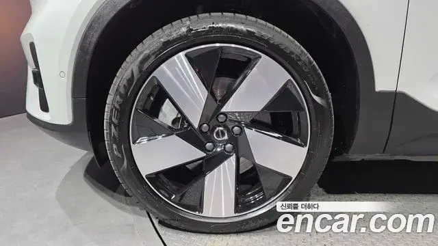 Volvo XC40 Recharge 2024 — ფოტო 12/36