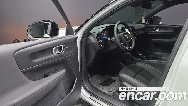 Volvo XC40 Recharge 2024 — ფოტო 24/36
