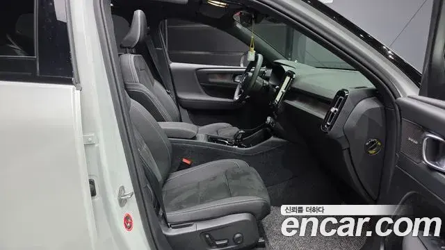 Volvo XC40 Recharge 2024 — ფოტო 29/36