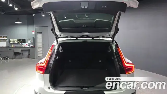 Volvo XC40 Recharge 2024 — ფოტო 13/36