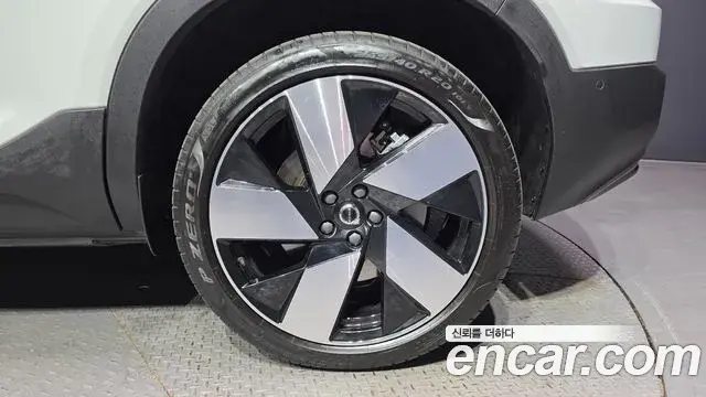 Volvo XC40 Recharge 2024 — ფოტო 19/36