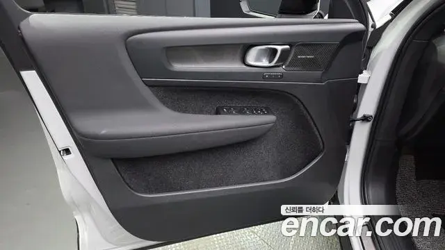 Volvo XC40 Recharge 2024 — ფოტო 15/36