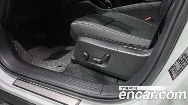 Volvo XC40 Recharge 2024 — ფოტო 33/36