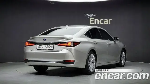 Lexus ES300h 2019 — ფოტო 9/20