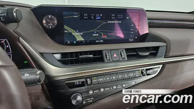 Lexus ES300h 2019 — ფოტო 1/20
