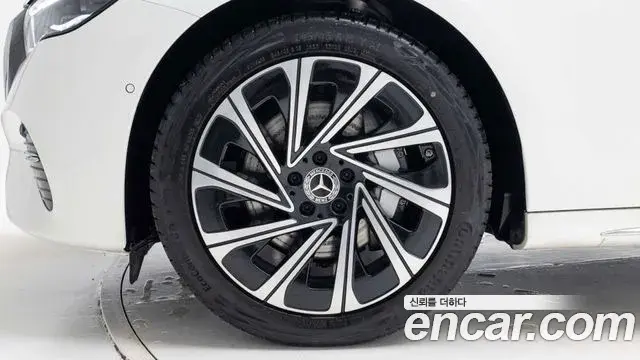 Mercedes-Benz E-Class 2025 — Фото 4/20