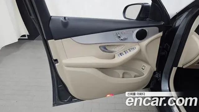 Mercedes-Benz GLC-Class 2018 — Şəkil 8/31