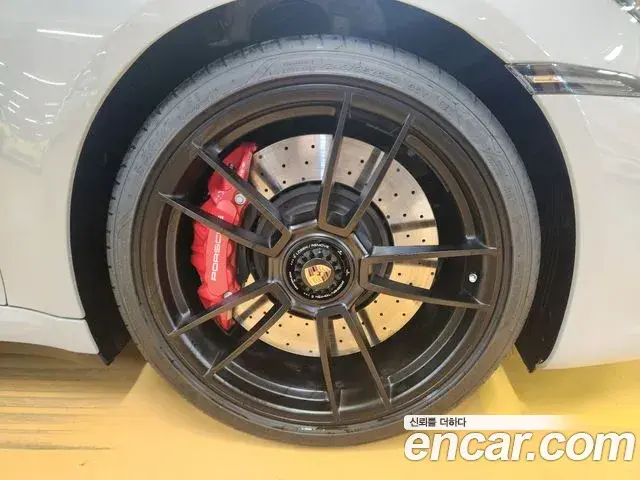 Porsche 911 2023 — Photo 14/20