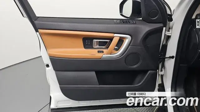 Land Rover Discovery Sport 2018 — ფოტო 27/30