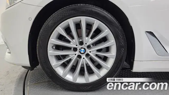 BMW 5 Series 2019 — Photo 19/32