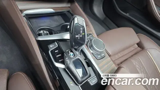BMW 5 Series 2019 — Photo 30/32