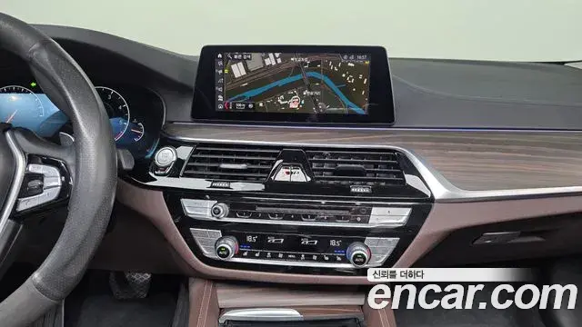 BMW 5 Series 2019 — Photo 27/32