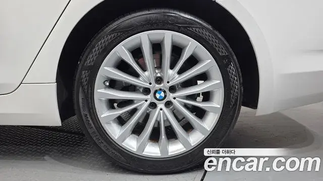 BMW 5 Series 2019 — Photo 15/32