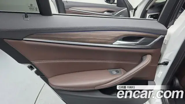 BMW 5 Series 2019 — Photo 32/32