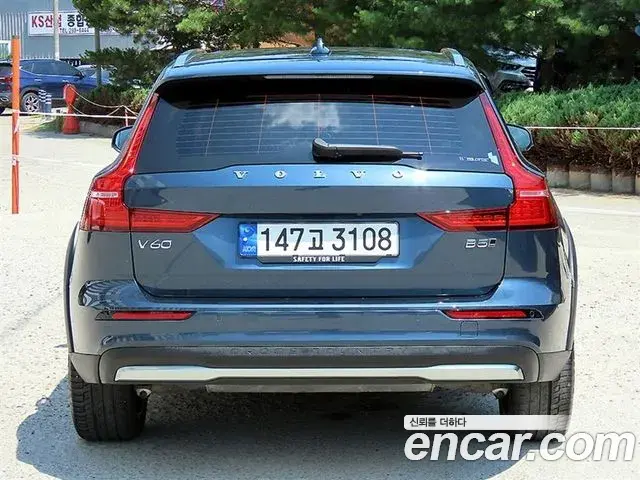 Volvo V60 Cross Country 2022 — Şəkil 9/20