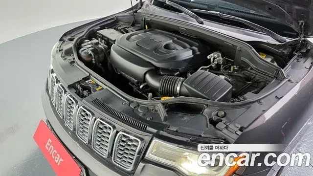 Jeep Grand Cherokee 2021 — Şəkil 28/33