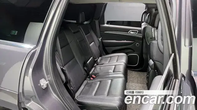 Jeep Grand Cherokee 2021 — Şəkil 21/33