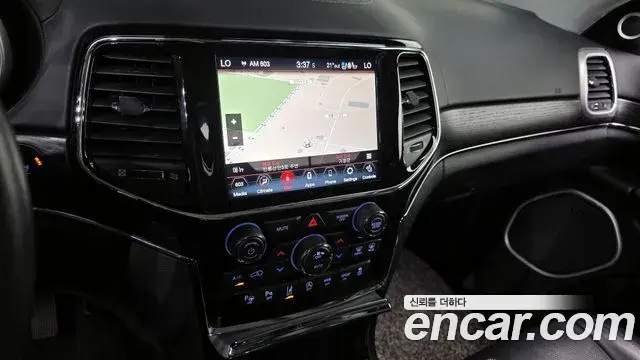 Jeep Grand Cherokee 2021 — Şəkil 23/33