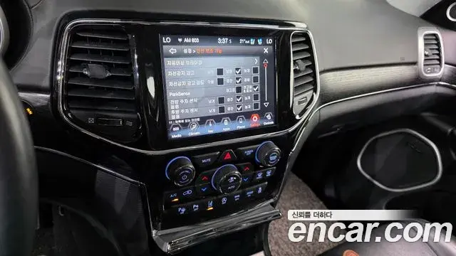 Jeep Grand Cherokee 2021 — Şəkil 15/33