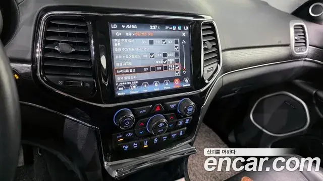 Jeep Grand Cherokee 2021 — Şəkil 26/33