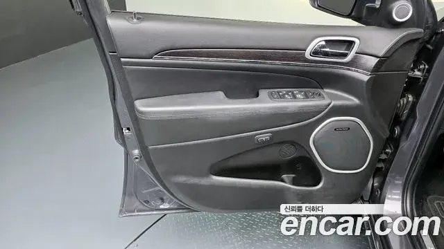 Jeep Grand Cherokee 2021 — Şəkil 22/33